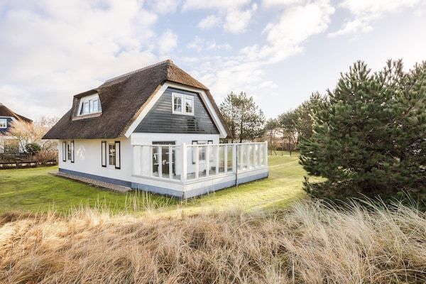 Buitenkant - Rieten villa vlakbij het strand in Hollum (1)