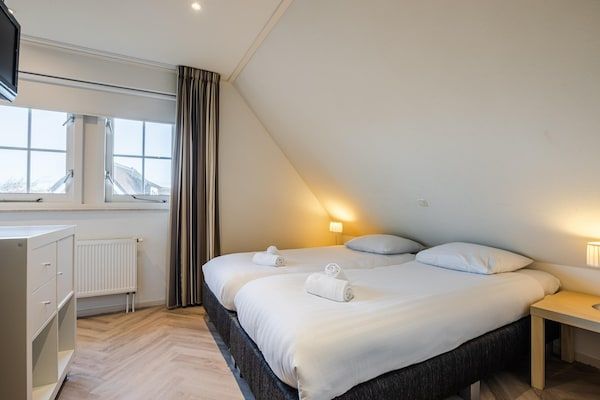 Slaapkamer - Rieten villa vlakbij het strand in Hollum (5)
