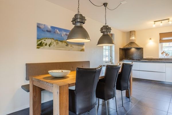 Eetkamer - Rieten villa vlakbij het strand in Hollum (3)