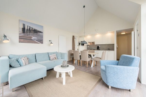 Woonkamer - Modern chalet vlakbij de kust in Hollum (1)