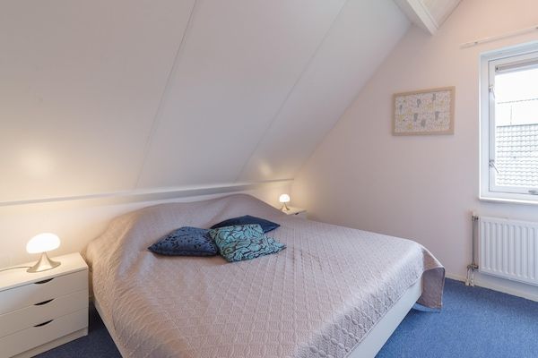 Slaapkamer - Vakantiehuis in Zeeland met ruime tuin in Wemeldinge (4)