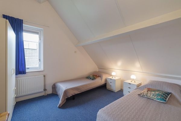 Slaapkamer - Vakantiehuis in Zeeland met ruime tuin in Wemeldinge (5)