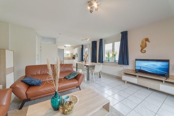 Woonkamer - Vakantiehuis in Zeeland met ruime tuin in Wemeldinge (2)