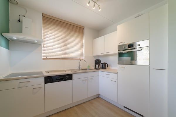 Keuken - Vakantiehuis aan zee met sauna in Wemeldinge (5)