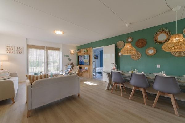 Woonkamer - Vakantiehuis aan zee met sauna in Wemeldinge (3)