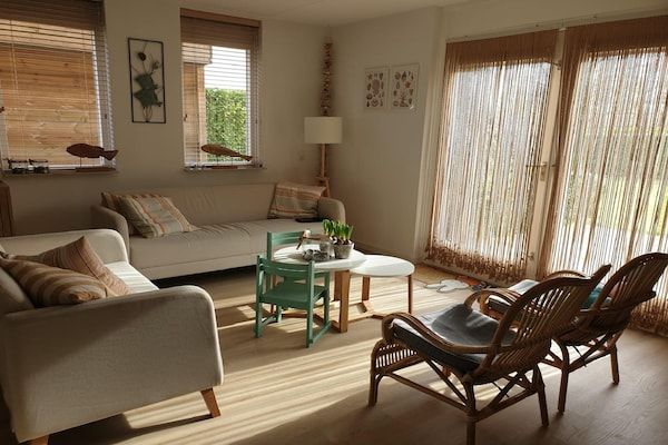Woonkamer - Vakantiehuis aan zee met sauna in Wemeldinge (4)