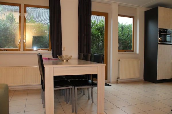 Woonkamer - Vakantieverblijf aan zee in Zeeland in Wemeldinge (2)