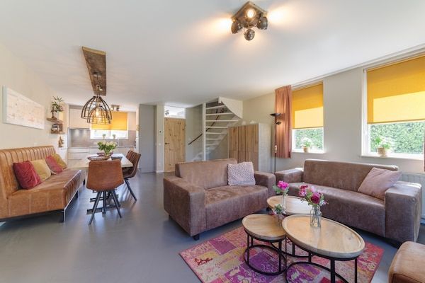 Woonkamer - Vakantiehuis in Zeeland met ruime tuin in Wemeldinge (2)
