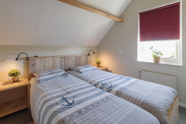 Slaapkamer - Vakantiehuis in Zeeland met ruime tuin in Wemeldinge (5)