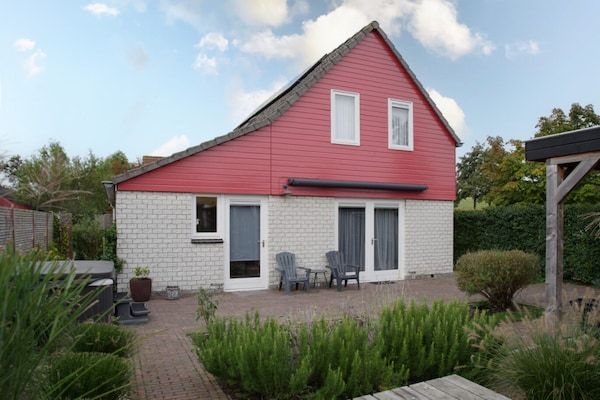 Buitenkant - Vakantiehuis in Zeeland met ruime tuin in Wemeldinge (1)