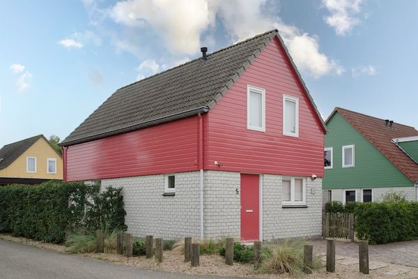 Buitenkant - Vakantiehuis in Zeeland met ruime tuin in Wemeldinge (5)