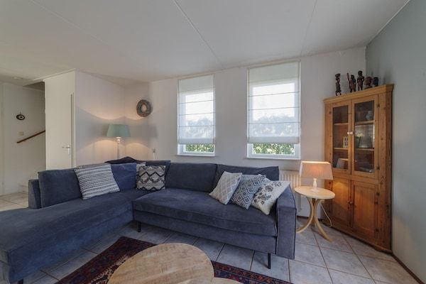 Woonkamer - Vakantiehuis in Zeeland met ruime tuin in Wemeldinge (2)
