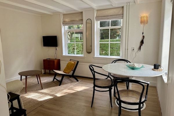 Eetkamer - Fijn vakantiehuis centraal in Bergen in een heerlijke omgeving. in Bergen (3)