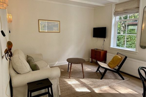 Woonkamer - Fijn vakantiehuis centraal in Bergen in een heerlijke omgeving. in Bergen (2)