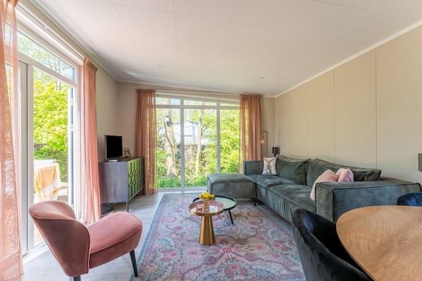 Woonkamer - Luxe chalet nabij Ouddorp met tuin in Goedereede (2)