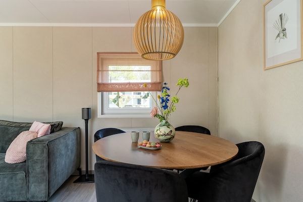 Eetkamer - Luxe chalet nabij Ouddorp met tuin in Goedereede (3)