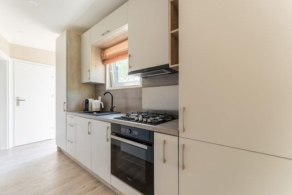 Keuken - Luxe chalet nabij Ouddorp met tuin in Goedereede (4)
