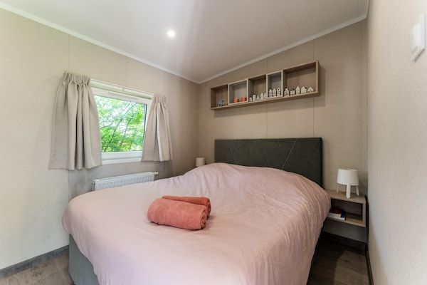 Slaapkamer - Luxe chalet nabij Ouddorp met tuin in Goedereede (5)