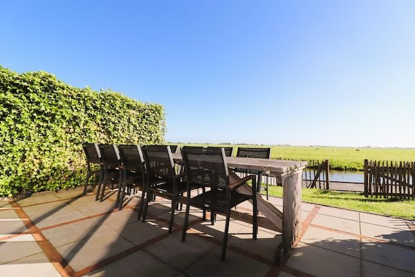 Terras - Moderne vakantie in Friesland in Leons (3)