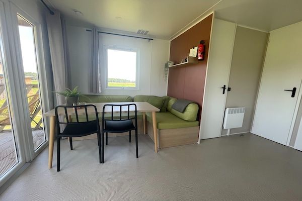 Woonkamer - Rustig chalet in Schoonloo met terras in Schoonloo (2)