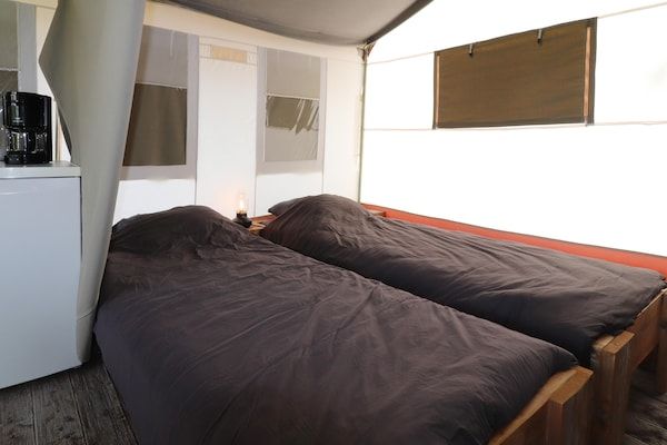Slaapkamer - Safaritent in Friesland bij natuur in Twijzel (4)