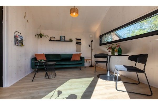 Woonkamer - Tiny House Zoutelande bij het Strand in Zoutelande (2)