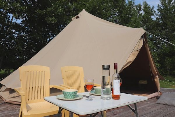 Buitenkant - Glamourtent in Friese Wouden bij Fietsroute in Twijzel (1)