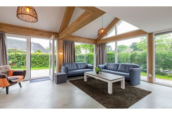 Woonkamer - Vakantiehuis bij Strand Burgh-Haamstede in Burgh Haamstede (2)