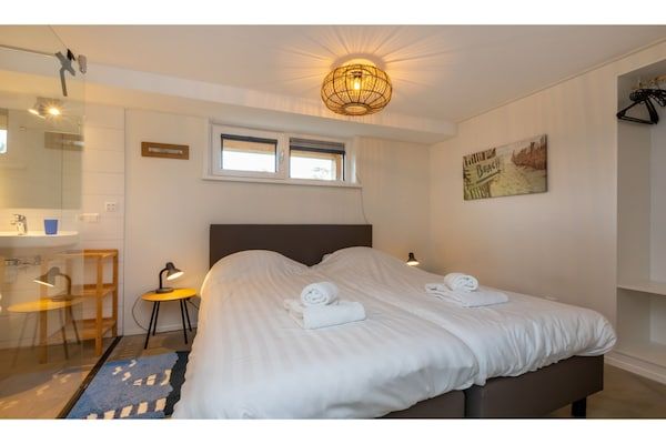 Slaapkamer - Vakantiehuis bij Strand Burgh-Haamstede in Burgh Haamstede (5)