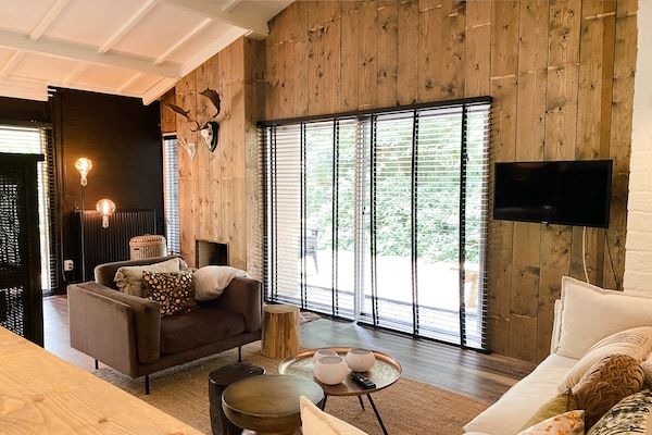 Woonkamer - Vakantiehuis in Rheezerveen met sauna in Rheezerveen (2)