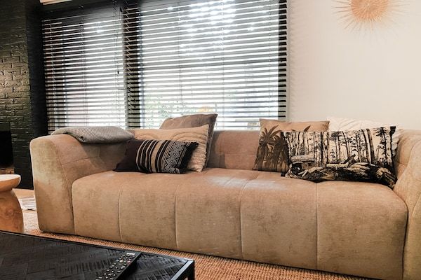 Woonkamer - Vakantiehuis in Rheezerveen met Wellness in Rheezerveen (1)