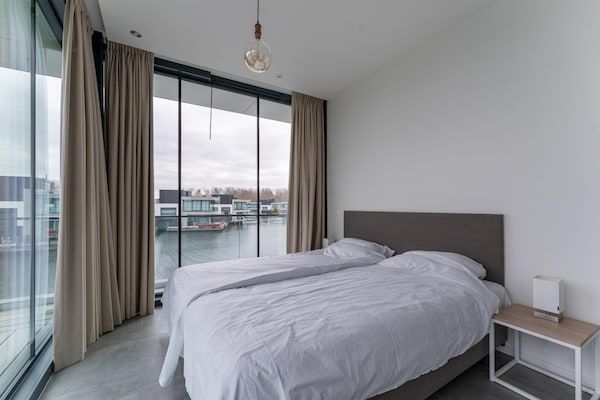 Slaapkamer - Vakantiehuis aan het water in Arnemuiden in Arnemuiden (3)