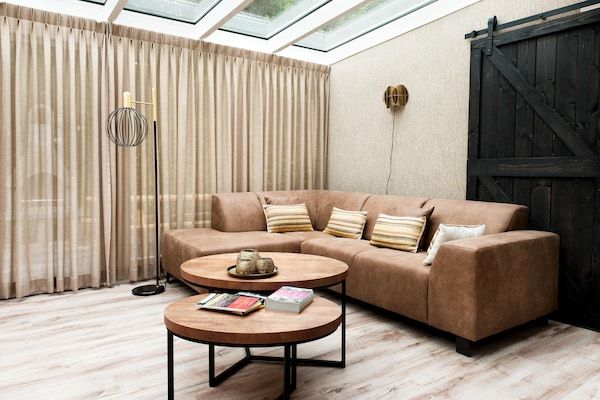 Woonkamer - Luxe vakantiehuis met sauna in Vlagtwedde in Groningen (2)