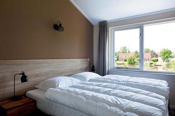 Slaapkamer - Luxe vakantiehuis met sauna in Vlagtwedde in Groningen (5)