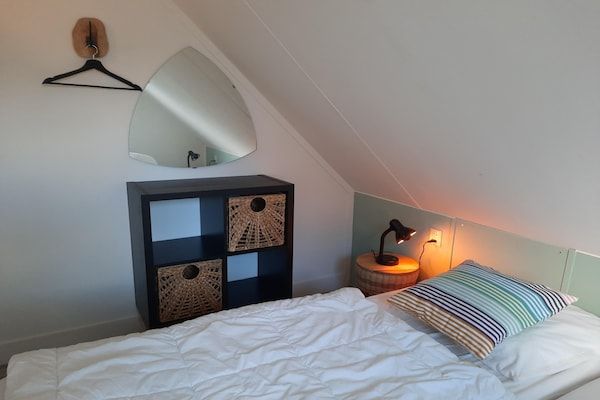 Slaapkamer - Luxe woning met sauna, buitenspa en waterfiets in Vlagtwedde (3)