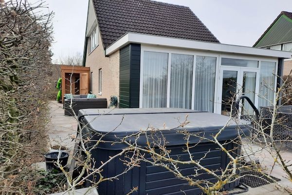Voorzieningen - Luxe woning met sauna, buitenspa en waterfiets in Vlagtwedde (5)