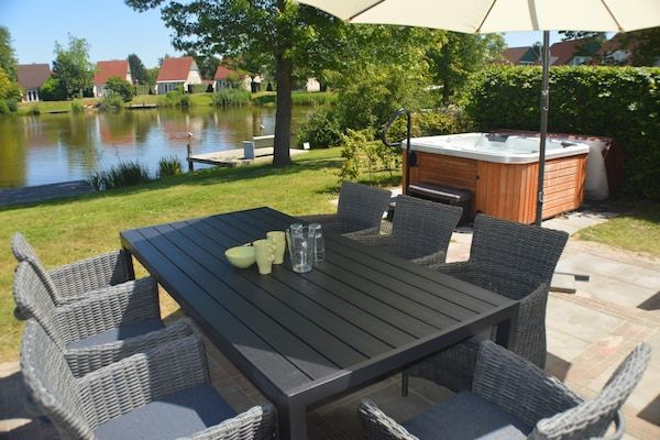 Tuin - Luxe woning met sauna, buitenspa en waterfiets in Vlagtwedde (4)