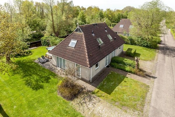 Buitenkant - Bungalow in Friesland met buiten-spa in Friesland (1)