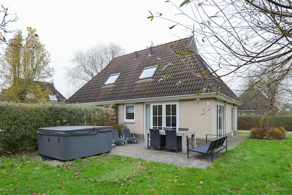 Buitenkant - Bungalow in Friesland met buiten-spa in Friesland (5)
