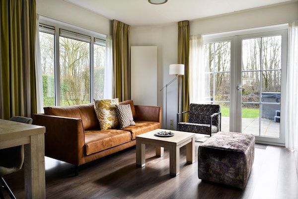 Woonkamer - Bungalow in Friesland met buiten-spa in Friesland (3)