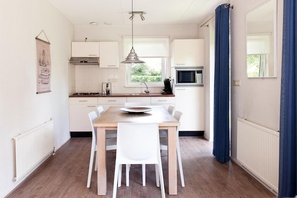 Eetkamer - Bungalow nabij Alde Feanensite in Friesland (2)