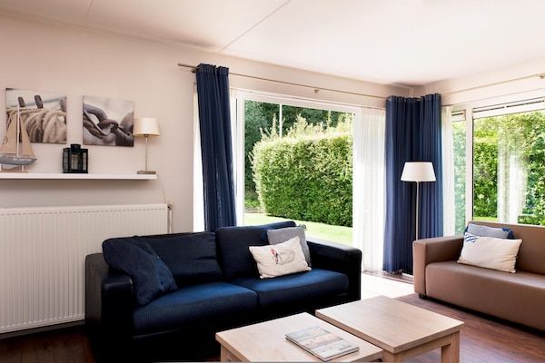 Woonkamer - Bungalow nabij Alde Feanensite in Friesland (3)