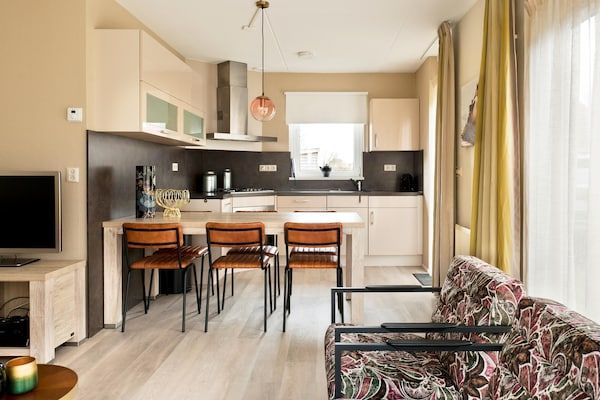 Eetkamer - Bungalow bij De Alde Feanen met Spa in Friesland (3)