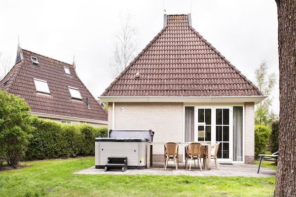 Buitenkant - Bungalow bij De Alde Feanen met Spa in Friesland (1)