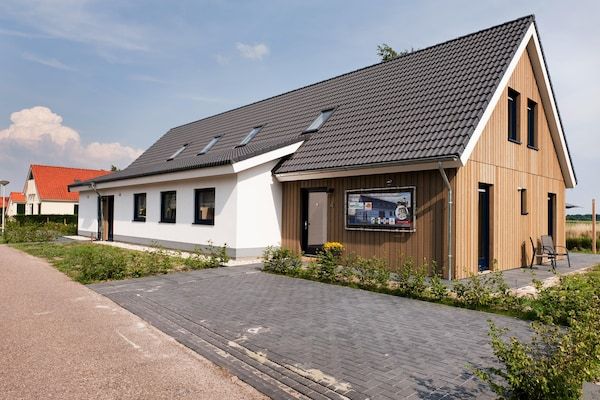 Buitenkant - Luxe groepswoning met sauna en hottub in Groningen (1)