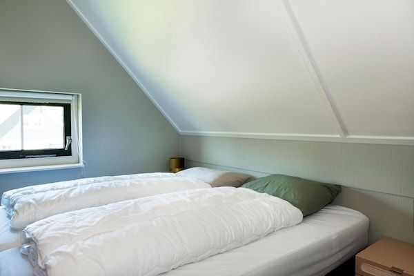 Slaapkamer - Smaakvolle rietgedekte boerderijwoning met welness in Vlagtwedde (2)