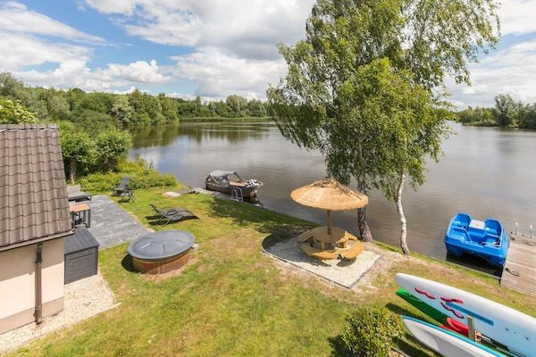 Tuin - Smaakvolle rietgedekte boerderijwoning met welness in Vlagtwedde (3)