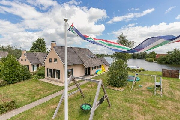 Buitenkant - Smaakvolle rietgedekte boerderijwoning met welness in Vlagtwedde (4)
