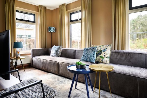 Woonkamer - Familiewoning met wellness in Groningen (3)