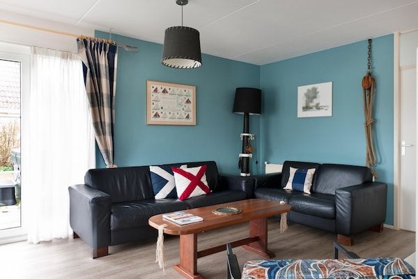 Woonkamer - Vakantiewoning met sauna, buitenspa in Friesland (4)